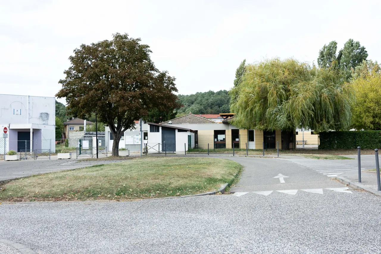 Vue extérieure de l’école des Brosses à Communay